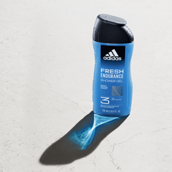 Niebieski żel pod prysznic Adidas Fresh Endurance, butelka z czarną nakrętką, pionowo, z niebieskim blaskiem w cieniu.