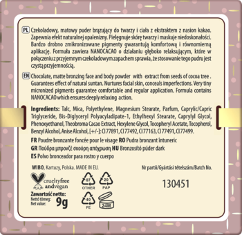 Tył brązującego pudru do twarzy z kakao, beżowa etykieta z informacjami o produkcie i składzie na tle w kropki.