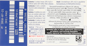 Zbliżenie tyłu biało-granatowego opakowania jednodniowych soczewek Johnson & Johnson z filtrem UV, widoczne etykiety i barcode.