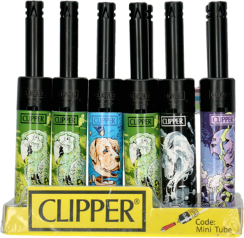 Rząd zapalniczek Clipper Mini Tube w stojaku, z kolorowymi grafikami psów, papug i fantazyjnych motywów.