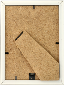 Tył białej ramki na zdjęcia 13x18 cm z rozłożoną podpórką. Widoczne brązowe plecki z płyty MDF.