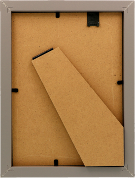 Szara ramka na zdjęcia 13x18 cm, widok z tyłu z brązową podpórką do postawienia i czarnymi klipsami.