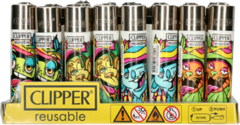 Zestaw wielokolorowych zapalniczek Clipper w stojaku, z kreskówkowymi wzorami potworów, widok z przodu.