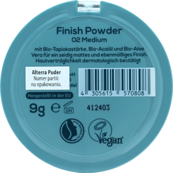 Alterra Finish Powder 02 Medium. Wegański, okrągły, turkusowy kompakt, widok z góry tyłu z oznaczeniami vegan i 9g.