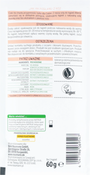 Tył białego opakowania soli do kąpieli z różą Dresdner Essenz 60g. Widoczne instrukcje użycia, skład i logo Vegan.