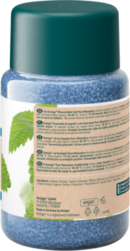 Kneipp Kryształki do kąpieli Pure Relaxation, tył butelki z niebieską solą i etykietą, widoczne liście.