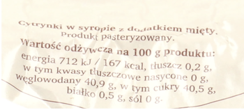 Zbliżenie na etykietę cytrynek w syropie z miętą, widoczne wartości odżywcze produktu.