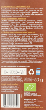 Tył brązowego opakowania ekologicznej czekolady z orzechami laskowymi 50g. Data, składniki, certyfikat bio.