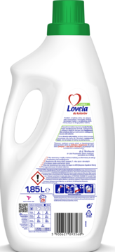 Tył białej butelki Lovela Family, hipoalergicznego płynu do prania kolorów, z etykietą i ostrzeżeniami.