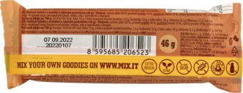 Tył batonika Mix.it z daktylami, orzeszkami ziemnymi i proteiną, widać 45g, datę, kod kreskowy i ikony certyfikacji.