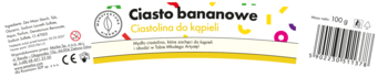 Etykieta ciastoliny do kąpieli "Ciasto bananowe", biała z żółtym dołem i kolorowymi detalami, widoczny kod kreskowy.