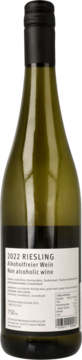 Zielona butelka 2022 Riesling wina bezalkoholowego, tył z białą etykietą i kodem kreskowym, czarna nakrętka.