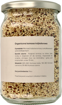 Szklany słoik organicznej trójkolorowej komosy ryżowej, mieszanka białych, czerwonych i czarnych ziaren, widok z przodu.