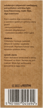 Tył brązowego opakowania nawilżającego kremu z algą oceaniczną. Tekst o działaniu anti-pollution, anti-blue light i kod.