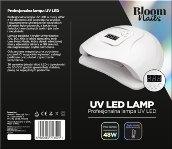 Biała, owalna lampa UV LED 48W Bloom Nails z cyfrowym zegarem, obok czarne pudełko produktu.