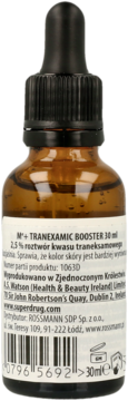 Tył butelki M+ Tranexamic Booster 30ml, serum z 2,5% kwasem traneksamowym. Widoczne dane producenta i dystrybutora.