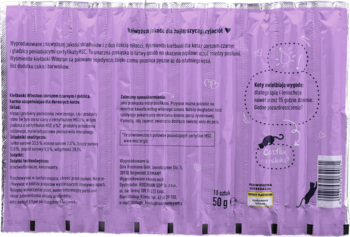 Tył fioletowego opakowania przysmaków dla kota. Kiełbaski z dorszem i gładzicą 50g, z tekstem po polsku i kotami.