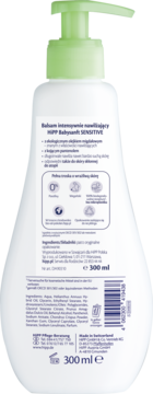 Tył butelki HiPP Babysanft Sensitive 300 ml. Biała butelka z zieloną pompką, opis, skład balsamu nawilżającego.