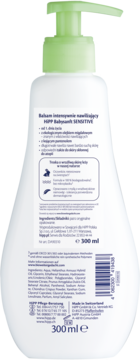 Tył białej butelki intensywnie nawilżającego balsamu HiPP Babysanft Sensitive z zieloną pompką, widoczne informacje o składzie i kod kreskowy.