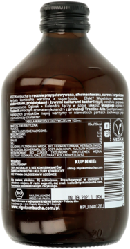 Tył ciemnej szklanej butelki VIGO Kombucha Ogórek+Kolendra z białą etykietą z polskimi danymi odżywczymi.