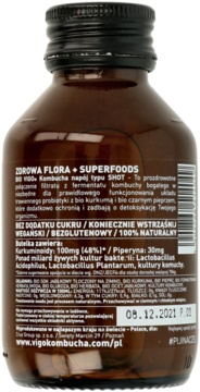 Tył brązowej szklanej butelki BIO VIGO Kombucha Shot z białą etykietą, widocznym składem i datą.