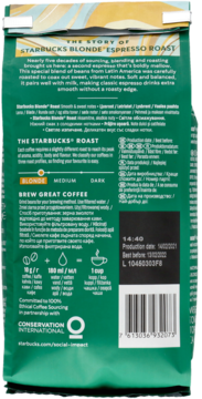 Tył zielono-złotej torebki kawy Starbucks Blonde Espresso Roast z datami i opisem palenia.