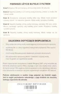 Instrukcja obsługi butelki filtrującej wodę z filtrem węglowym, widok z przodu, tekst w języku polskim.
