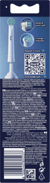 Tył opakowania końcówki szczoteczki elektrycznej Oral-B: detale małej główki, miękkie włókna, wskaźnik zużycia i QR code.