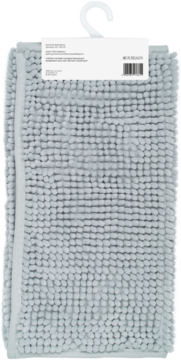 Jasnoniebieski dywanik łazienkowy 40x60 cm z mikrofibry o puszystej fakturze, złożony z widoczną metką.
