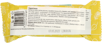 Tył żółtego opakowania ekologicznego batona owsianego z bananem, z białymi etykietami i kodem kreskowym.