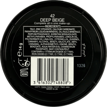 Tył czarnego, okrągłego pudru kompaktowego Max Factor Creme Puff 042 Deep Beige, z etykietą składników i kodem.