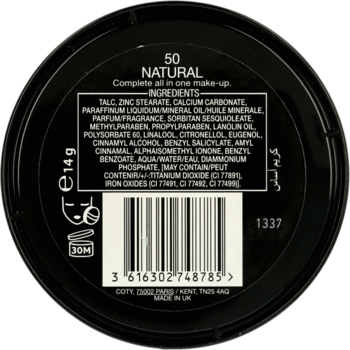 Tył czarnego, okrągłego opakowania pudru Max Factor Creme Puff 50 Natural ze składnikami i kodem kreskowym.