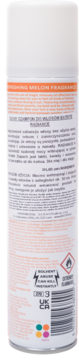 Tył białej puszki suchego szamponu Batiste Radiance o zapachu melona, z pomarańczową etykietą.