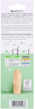 Tył opakowania pędzla do pudru We Love Nature z bambusowym uchwytem FSC. Widoczne turbiny wiatrowe, zielone elementy.