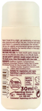 Tył białej butelki olejku do twarzy Superdrug Vitamin E 30ml, z listą składników i informacjami vegan.