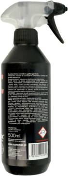 Tył czarnej butelki preparatu do czyszczenia piekarników i grilli Nanomax 500ml, z etykietą i kodem.