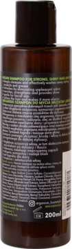 Tył brązowej butelki wegańskiego szamponu Organique Strong z tekstem i listą składników, 200ml.