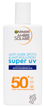 Garnier Ambre Solaire Super UV SPF 50+ w białej butelce, chroniący przed plamami, z przodu, z dużą cyfrą 50.
