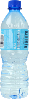 Butelka naturalnej wody mineralnej 0,5L z niebieską zakrętką, widok z przodu. Etykieta wskazuje na niską zawartość sodu.
