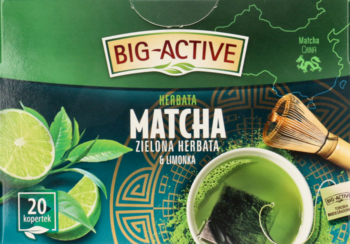 Zielona herbata matcha Big-Active z limonką w zielonym opakowaniu, widok z przodu. Widać kubek i plasterki limonki.