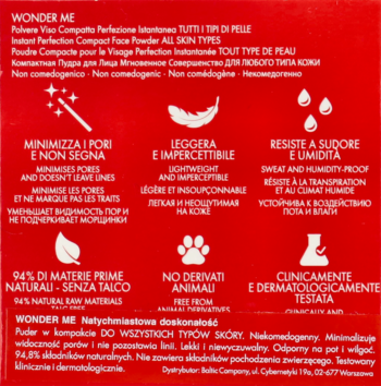 Tył czerwonego opakowania pudru WONDER ME, biały tekst o cechach: naturalny, bez talku, wodoodporny.
