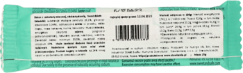 Tył batona Sweet&Safe, czekolada mleczna ze stewią, bogaty w błonnik. Zielone opakowanie z etykietami i kodem.