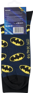 Granatowe męskie skarpety Batman z żółtym wzorem logo Batmana, z metką produktu u góry.