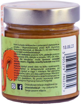 Tył szklanego słoika Basia Basia Pistacjolada, kremu z nerkowców, pistacji i daktyli, z etykietą i datą.