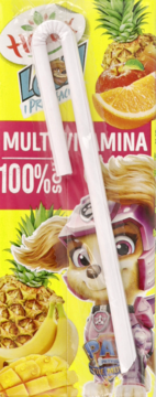 Żółty sok Tymbark Multiwitamina 100% w kartonie z Skye z Psiego Patrolu, owocami i słomką, z przodu.