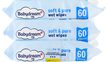 Trzy sztaplowane opakowania chusteczek nawilżanych Babydream soft & pure, każde 60 sztuk.