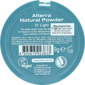 Tył okrągłego pudru Alterra Natural Powder 01 Light 9g z kwasem hialuronowym. Widoczne składniki, logo Vegan.