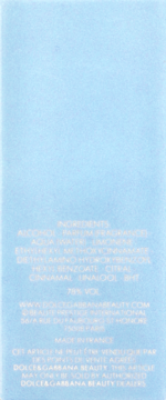 Tył jasnoniebieskiego opakowania perfum Dolce & Gabbana Light Blue, widoczne białe napisy ze składem i danymi producenta.