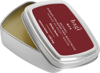 Hagi Men Whisky Barber, naturalna pomada do brody, otwarta srebrna puszka z czerwoną etykietą, widok pod kątem.