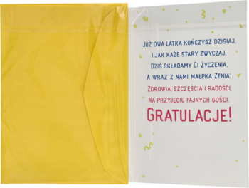 Kartka urodzinowa dla 2-latka z życzeniami, żółta koperta, brokatu. Widok zestawu w folii ochronnej.